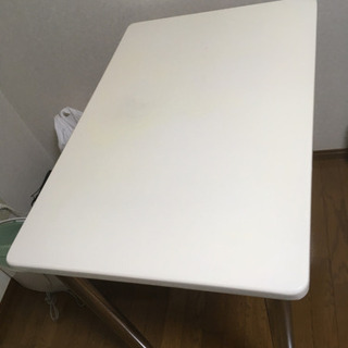 白いテーブル　天板90×60、高さ83