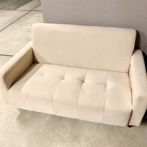美品 おしゃれな2人掛けソファー オフホワイト 白 ファブリック生地 美品 おしゃれな2人掛けソファー オフホワイト 白 ファブリック生地