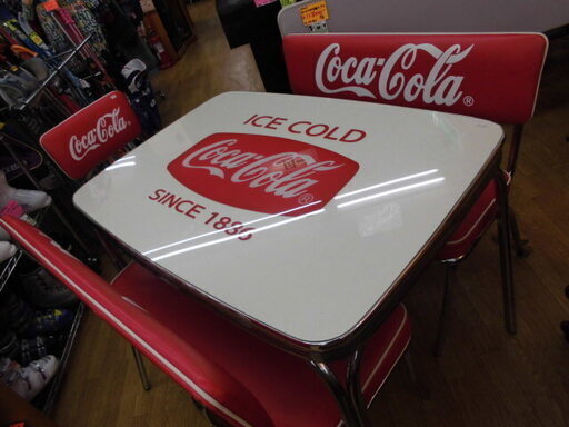 Coca-Cola/コカ・コーラ テーブル＆ベンチ×２＆チェア×１のSET おしゃれ♪　西岡店