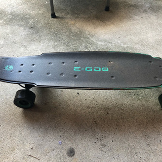 海外で流行りの電動スケボー
