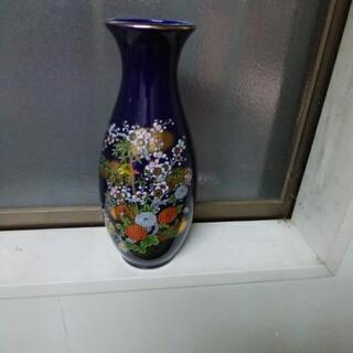 花瓶です、高さ30センチです、直径8センチです、