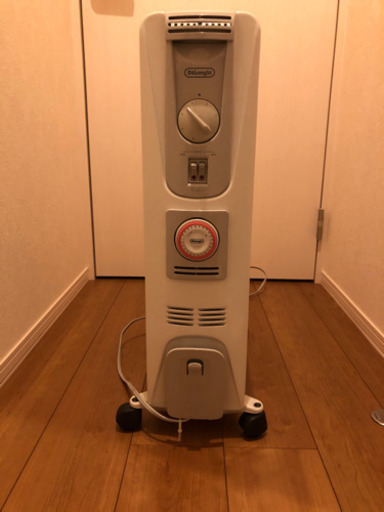 デロンギ　オイルヒーター　半年保証有り　専用タオル掛け付き