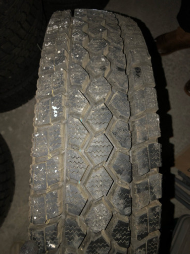 高品質 バリ溝 、スタッドレス、大型トラックタイヤあります！！！ 