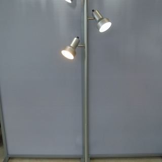 ニトリのフロアスタンド 3灯式 ランプ角度調整・折りたたみ可能　...