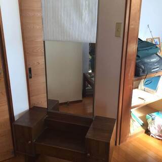 昭和な鏡台です。昔の家具らしく硬い木材でしっかりできています。