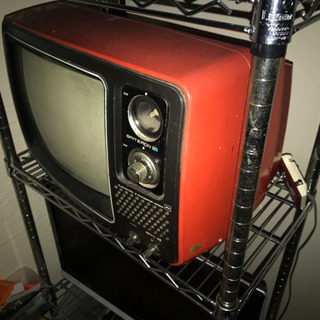 赤いブラウン管テレビ