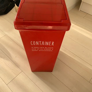 ゴミ箱　赤色
