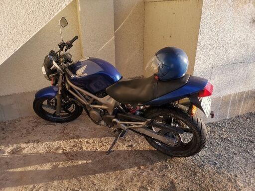 ホンダ VTR250 人気な青色バイクと排気マフラー