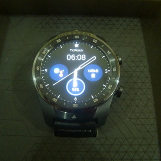 ★美品★ TicWatch Pro（黒）  箱・充電器・取説  付属  予備磁気充電スタンド付き