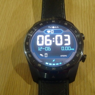 ★美品★ TicWatch Pro（黒）  箱・充電器・取説  付属  予備磁気充電スタンド付き