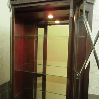 stp-0032　アトランタ　ショーケース 　ATLANTA　IDF太田長　ショーケース　飾り棚　チェスト　ガラスケース　キュリオケース　楢材　栗材　照明付　鍵付き　収納家具　リビング