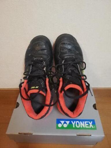 バドミントンシューズYONEX　25.5センチ