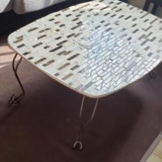 モザイクタイル柄のテーブル