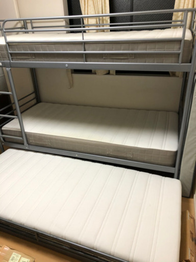 IKEA 値イケア三段ベッド再々値下げマットレス、カーテン付き (つよし 