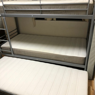IKEA 値イケア三段ベッド再々値下げマットレス、カーテン付き