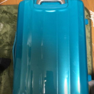 美品！ファスナー仕様の軽めのスーツケースです。