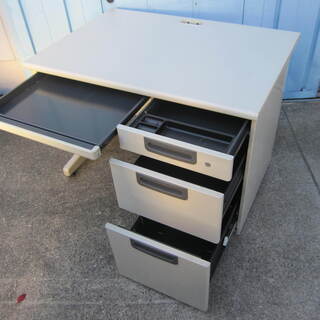 事務机　片袖デスク　プラス製線　W1000　D700