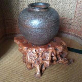 お話中・天然の木製、花台・信楽焼の壺
