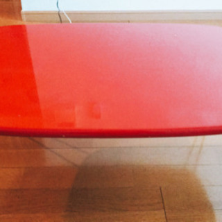 赤のテーブル