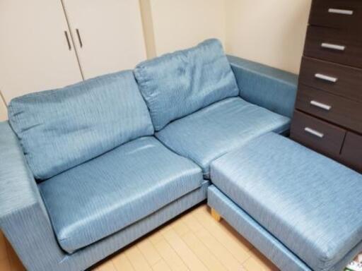 ターコイズブルー色のソファー、オットマン付き