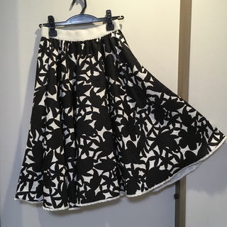 黒×白　フレアースカート