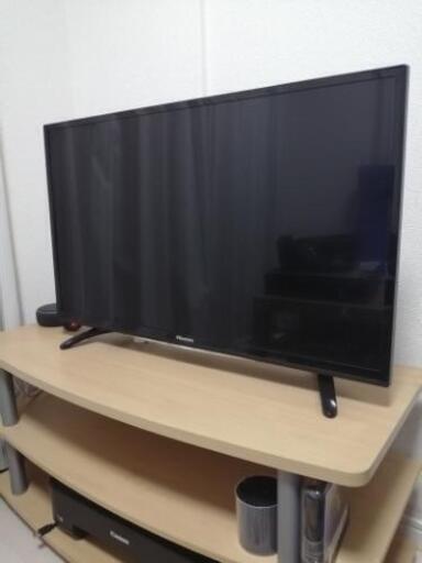 32型液晶テレビ（テレビ台、分配器、コード付）　美品　ハイセンス