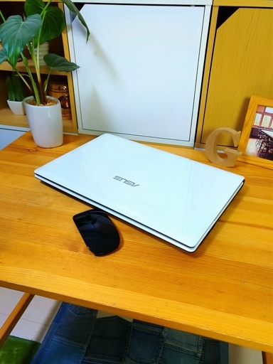 corei5メモリ8Gで超高性能！　大容量500GB♪　綺麗で可愛いピュアホワイト☆　美品な方☆　薄型でオシャレなAsusパソコン　最新Windows10！　　高速★　　ウェブカメラ＆テンキー付き　　大画面　　白　高級感　15.6インチ　マウス付き 　ノートパソコン　無線LAN　Wi-Fi対応 　DVDドライブ