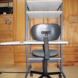 パソコンデスクと椅子