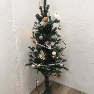 クリスマスツリー　ライト、飾り付き　