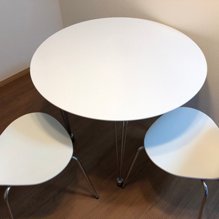 白色丸テーブル