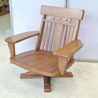 ゆったり座れる一人掛け椅子 大きな回転式の椅子