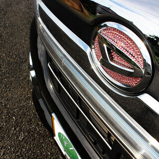 【新品未使用】☆ タントカスタム【正規品】スワロフスキーエンブレム ステッカー【 フロント用 】 カスタマイズ アクセサリー カスタムパーツ ドレスアップ エアロパーツ　g88z3