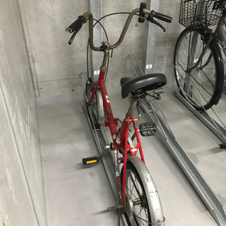 赤の折りたたみ自転車