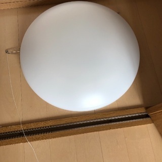 天井の蛍光灯3個・LED 照明1個