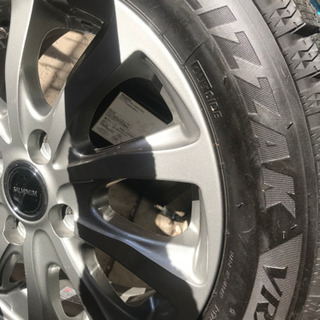 ホイールつきスタッドレスタイヤです。