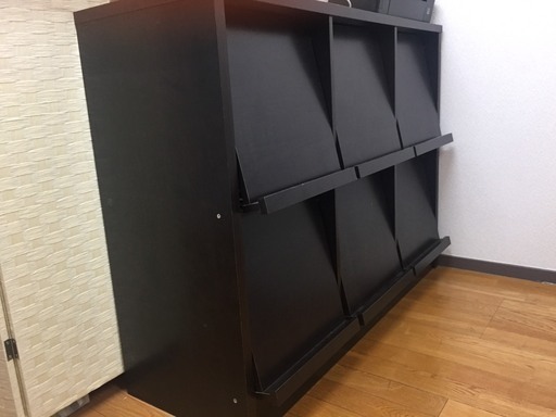 収納付き木目棚