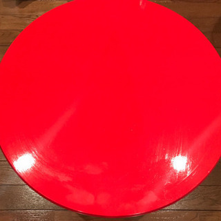 真っ赤でまるーいテーブル