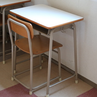 学校の机と椅子