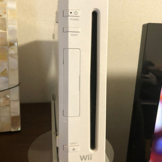 wii本体とリモコン2台、ソフト2つ