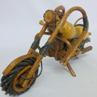 ハーレの手作り木製バイクの置物です。