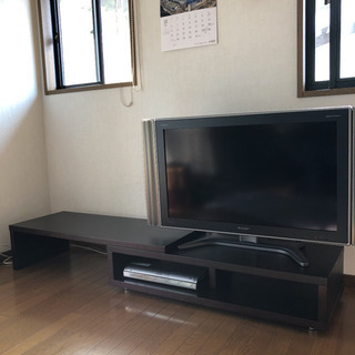 こげ茶色のシンプルなデザインのテレビ台