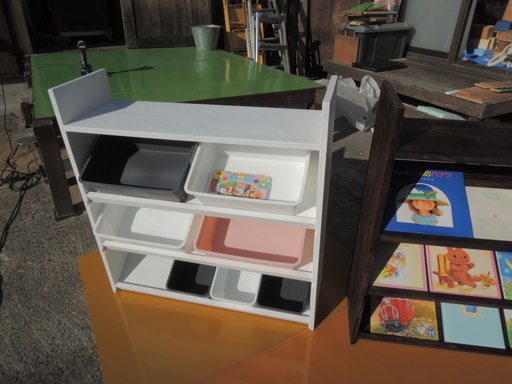 絵本棚　おもちゃ収納棚　自作品　再生材使用の新古品　バターミルクペイント　ホワイト色