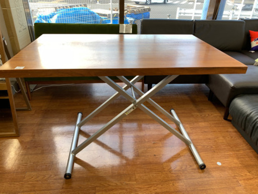 テーブルの高さ自由自在に変更可能!とっても便利なテーブル!