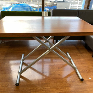 テーブルの高さ自由自在に変更可能!とっても便利なテーブル!