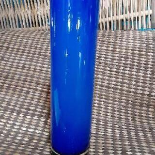 ブルーの縦長の花瓶
