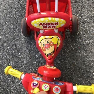 それいけ！アンパンマン デラックスⅡ　レッド （ブザー付おでかけ三輪車） それいけ！アンパンマン デラックス （ブザー付おでかけ三輪車）