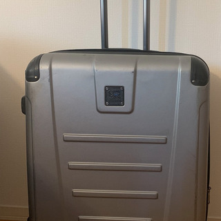 Kenneth Cole製の大型スーツケース
