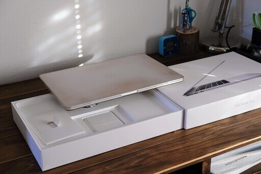 美品 Macbook pro 2018 15インチ 16GB 512GB SSD Core i7 Radeon Pro