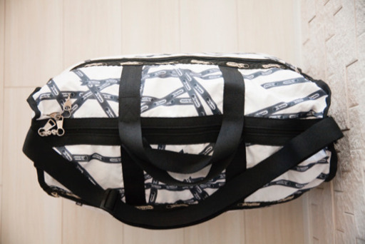 未使用 LeSportsac レスポ ロゴ レタード ボストンバッグ 斜め掛 黒 レア】レスポートサック ボストンバック 白xレスポロゴリボン