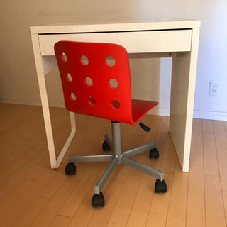 IKEAの机と椅子